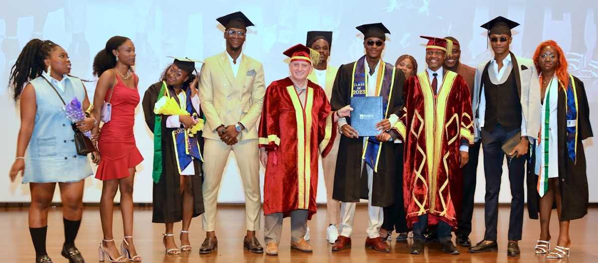 अंतरराष्ट्रीय छात्रों को ग्रेजुएशन समारोह में दी गई डिग्री